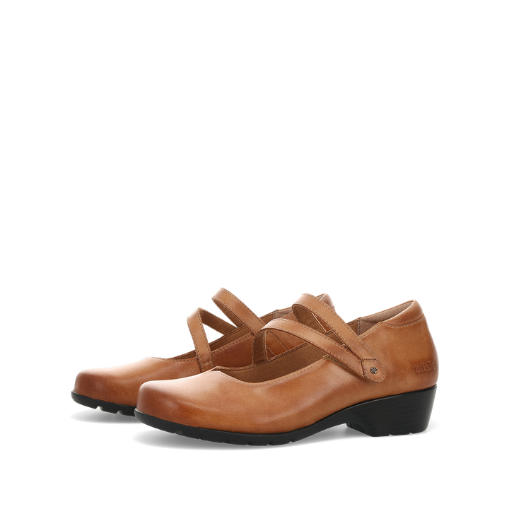 Pair shot image of Headline Caramel Size 6